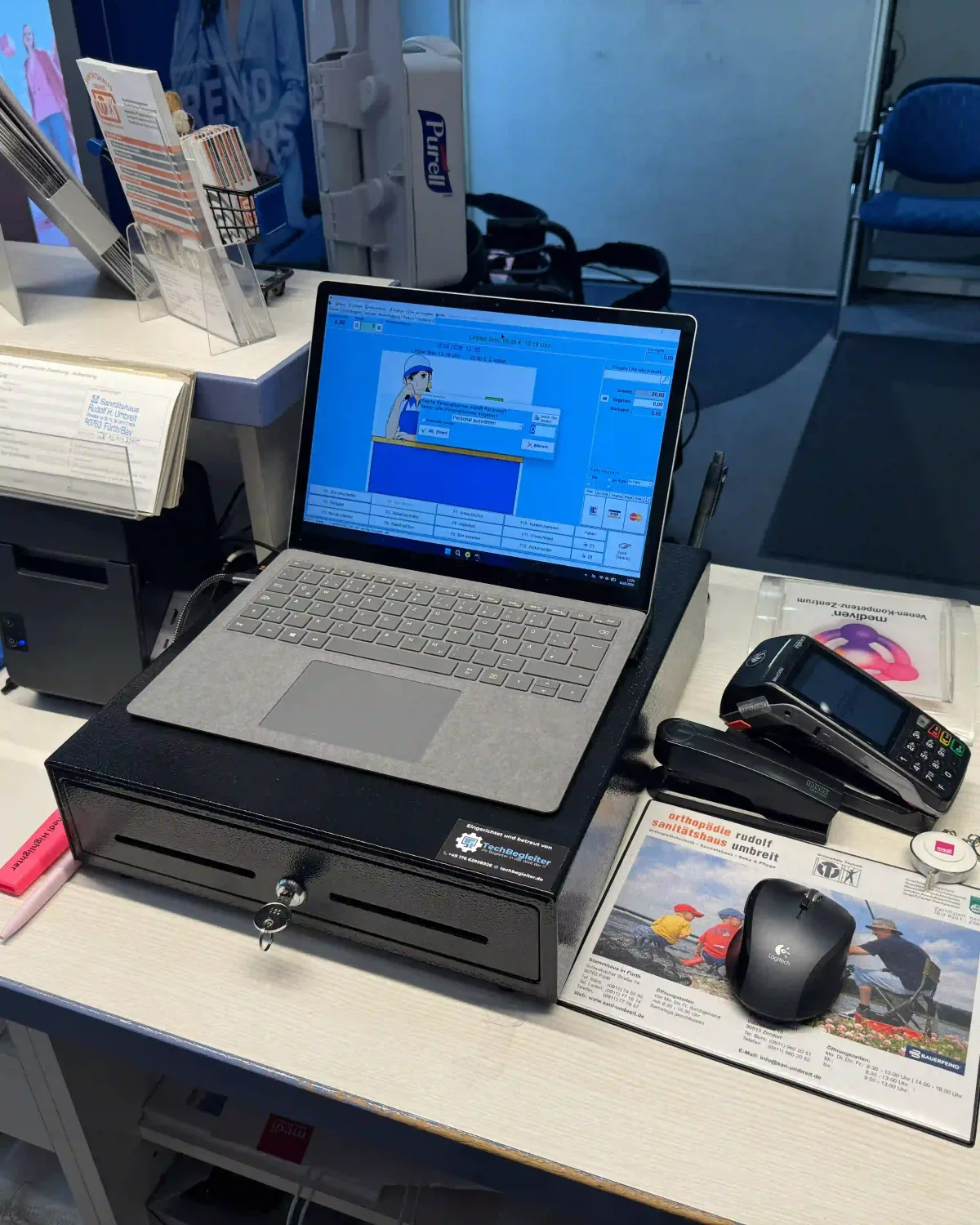 Eingerichteter Kassenplatz mit Kassensoftware, Drucker und Kartenterminal im Sanitätshaus Umbreit